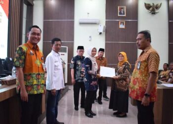 SIMBOLIS: Bupati Demak, Eisti’anah, menyerahkan SK pensiun kepada perwakilan PNS yang akan purna tugas di Gedung Grhadika Binapraja Demak, Rabu, 21 Agustus 2024. (M. Burhanuddin Aslam/Lingkar.news)