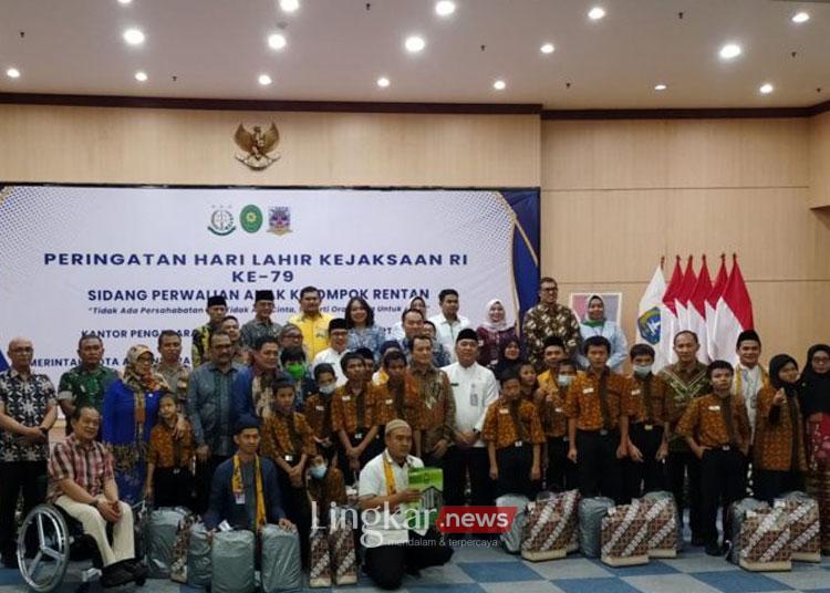Sebanyak 52 anak difabel dari Panti Sosial Bina Grahita Pegadungan, Kalideres, Jakarta Barat mendapatkan perwalian dari Kejaksaan Negeri Jakarta Barat untuk mempermudah akses legalitas anak-anak tersebut, Jumat (23/8/2024). ANTARA/Risky Syukur