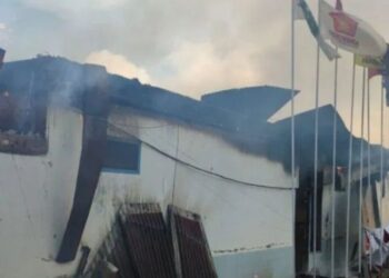 TERBAKAR: Puing-puing kantor KPU Papua Pegunungan yang hangus terbakar. (Antara/Lingkar.news)