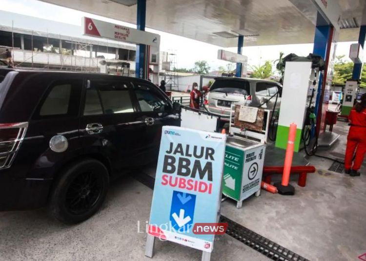 ILUSTRASI: Petugas melayani pengisian bahan bakar minyak (BBM) jenis Pertalite di SPBU Yos Sudarso, Palangka Raya, Kalimantan Tengah. (Antara/Lingkar.news)
