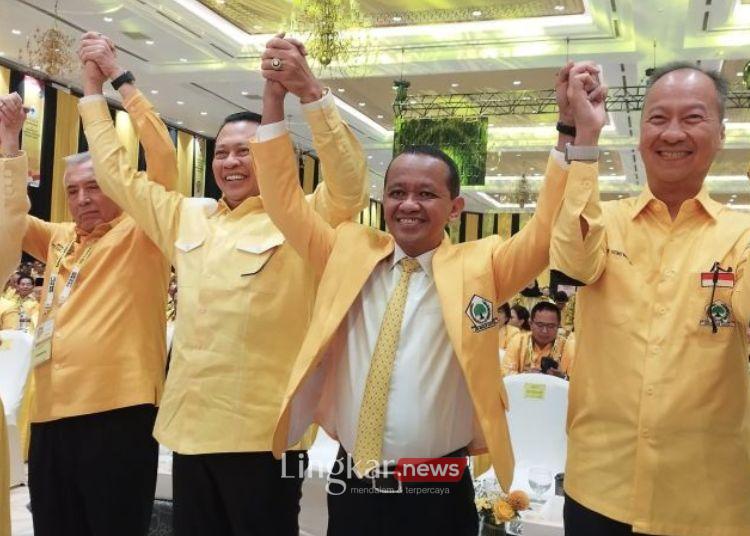 Ketua Umum baru Partai Golkar Bahlil Lahadalia (kedua kanan) bersama elit partai lainnya saat Munas XI Partai Golkar Adies Kadir di Jakarta Convention Center, Jakarta, Rabu, 21 Juli 2024. (Antara/Lingkar.news)