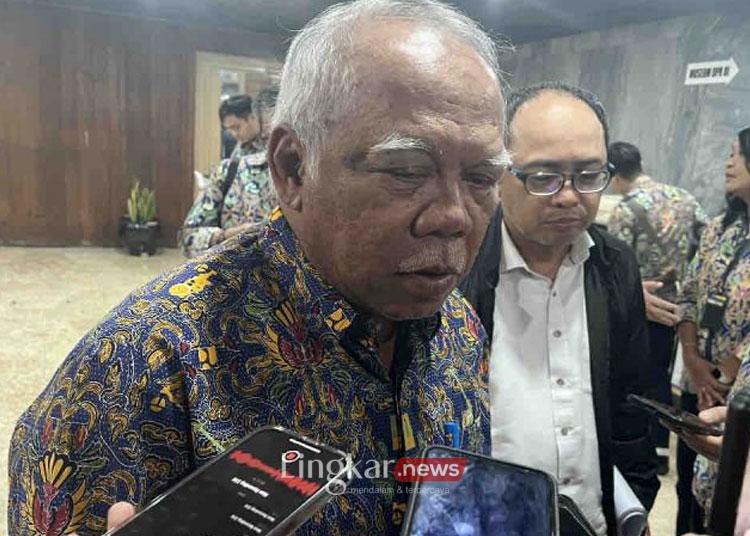 Pelaksana Tugas (Plt) Kepala Otorita Ibu Kota Nusantara (OIKN) Basuki Hadimuljono sekaligus Menteri PUPR menjawab pertanyaan awak media seusai Rapat Kerja bersama Komisi V DPR RI di Jakarta, Rabu (21/8/2024). ANTARA/Harianto