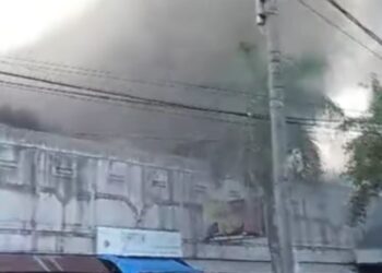 TANGKAPAN LAYAR: Tampak dari luar kebakaran di Pasar Kutoarjo di Kabupaten Purworejo, pada Jumat, 16 Agustus 2024. (Facebook Trie Nartie/Lingkar.news)