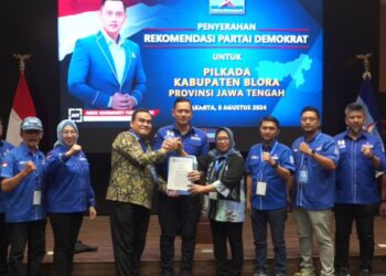 BERSINERGI: Ketua Umum Partai Demokrat, Agus Harimurti Yidhoyono (AHY), menyerahkan rekomendasi kepada Arif Rohman-Sri Setyorini untuk maju Pilbup Blora, Jakarta, Kamis, 8 Agustus 2024. (Partai Demokrat/Lingkar.news)