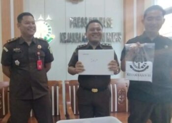 Kasi Tindak Pidana Khusus Kejari Kudus Dwi Kurnianto (tengah) didampingi Kasi Intel Wisnu Wibowo (kanan) dan Kasi Pidana Umum Tegar Mawang Dhita (kiri) menunjukkan barang bukti hasil penggeledahan di kantor Disnaker Koperasi dan UKM Kudus, Senin, 19 Agustus 2024. (Antara/Lingkar.news)