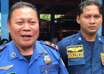 Kepala Bidang Pemadam Kebakaran (Damkar) pada Satpol PP dan Damkar Jepara, Surana (kiri). (Muhammad Aminudin/Lingkar.news)