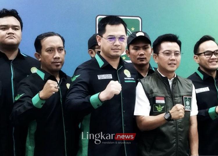 Ketua Umum Garda Bangsa Tommy Kurniawan bersama pengurus organisasi di Kantor DPP PKB, Jakarta, Sabtu (31/8/2024). (ANTARA/Bagus Ahmad Rizaldi)
