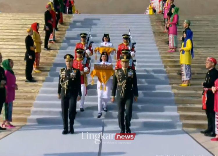 KIRAB: Tim Purna Paskibraka 2023 membawa bendera pusaka Merah Putih yang dikirab dari lapangan monas menuju Ibu Kota Nusantara untuk pelaksanaan HUT ke-79 RI, Sabtu, 10 Agustus 2024. (YouTube Sekretariat Presiden/Lingkar.news)