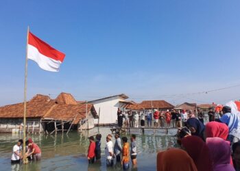 Meski di Tengah Rob, Warga Timbulsoko Demak Tetap Semangat Gelar Upacara HUT ke-79 RI