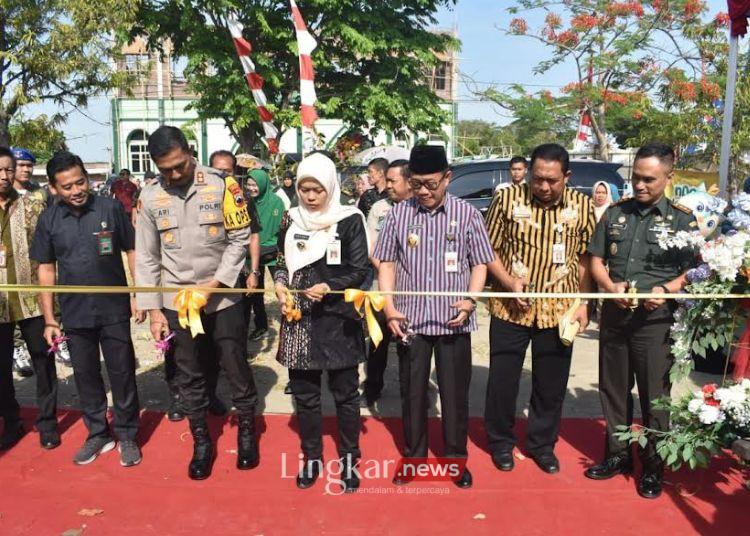 SIMBOLIS: Bupati Demak Eisti’anah meresmikan pembukaan pasar murah di Kecamatan Karanganyar, Kabupaten Demak pada Selasa, 27 Agustus 2024. (M. Burhanuddin Aslam/Lingkar.news)