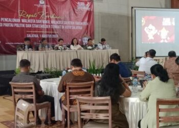 RAKOR: Sejumlah pengurus partai politik mengikuti rapat koordinasi tahapan pencalonan wali kota dan wakil wali kota Salatiga 2024 yang diselenggarakan KPU Salatiga pada Kamis, 1 Agustus 2024. (Angga Rosa/Lingkar.news)