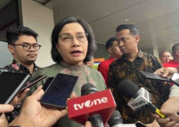 Menteri Keuangan (Menkeu) Sri Mulyani Indrawati menjawab pertanyaan awal media seusai menghadiri Indonesia Net-Zero Summit (INZS) di Jakarta, Sabtu, 24 Agustus 2024. (Antara/Lingkar.news)