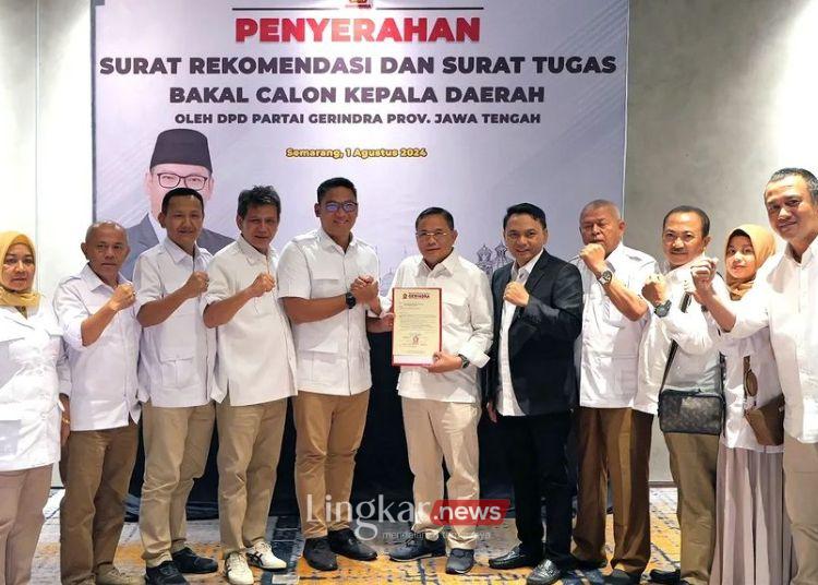 SIMBOLIS: Ketua Dewan Pimpinan Daerah (DPD) Gerindra Jawa Tengah, Sudaryono (kelima kiri), menyerahkan rekomendasi kepada Sudewo dan Risma Ardhi Chandra (keenam dan ketujuh kiri) untuk Pilbup Pati, Jumat, 2 Agustus 2024. (Instagram Sudaryono/Lingkar.news)