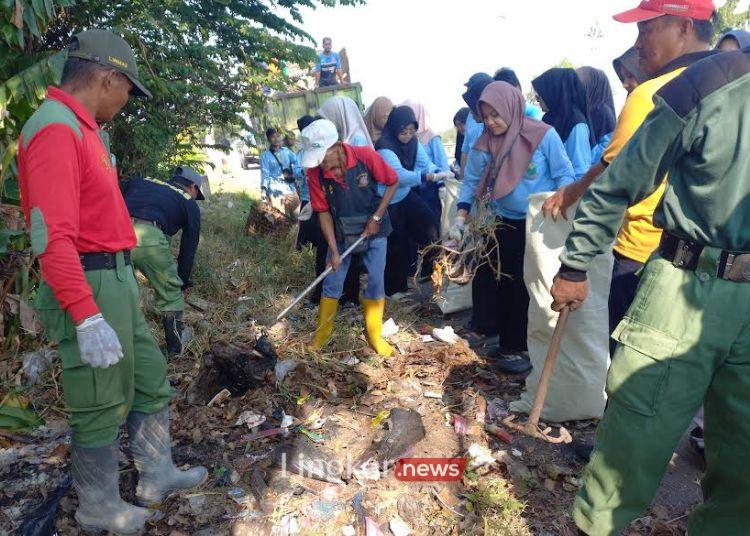 GOTONG ROYONG: Jajaran Kecamatan Gemuh, Pemdes Pucangrejo, Polsek Gemuh, Linmas hingga mahasiswa KKN UIN Walisongo Semarang membersihkan sampah di jalan raya pantura wilayah Kecamatan Gemuh pada Jumat, 9 Agustus 2024. (Arvian Maulana/Lingkar.news)