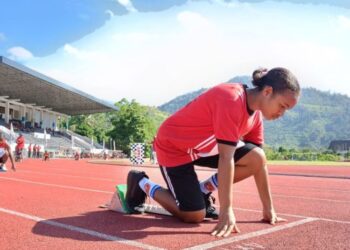 LOMBA: Peserta lomba lari nomor 400 meter saat melakukan persiapan di garis star dalam ajang kejuaraan atletik tingkat SMP se Kota Jayapura di Lapangan Mahacandra Universitas Cenderawasih, Selasa, 6 Agustus 2024. (Antara/Lingkar.news)
