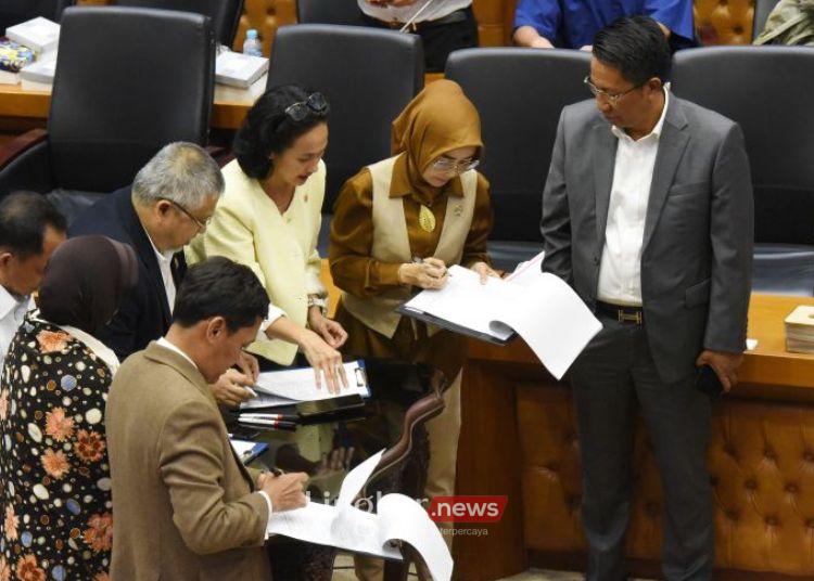 Menteri Hukum dan HAM Supratman Andi Agtas (kanan) menyaksikan sejumlah perwakilan fraksi menandatangani naskah persetujuan RUU Pilkada dalam rapat pengambilan keputusan pembahasan RUU Pilkada antara Baleg DPR dengan Pemerintah di Kompleks Parlemen, Senayan, Jakarta, Rabu, 21 Agustus 2024. (Antara/Lingkar.news)