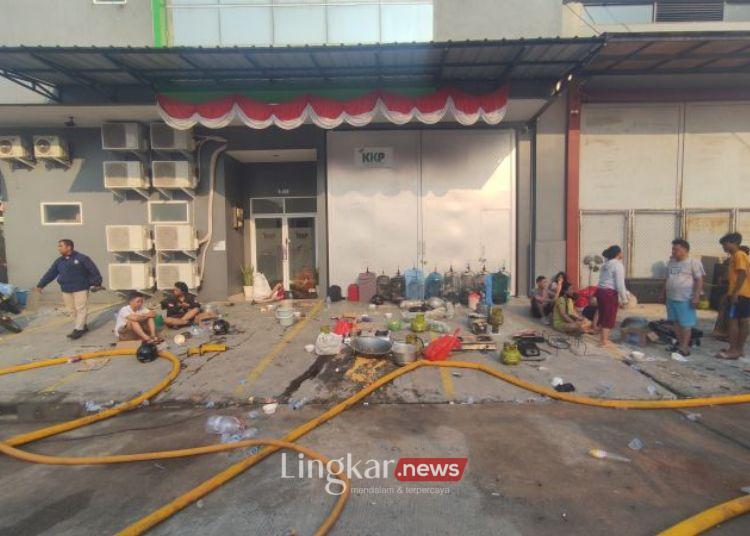 Warga korban kebakaran di pemukiman padat penduduk Jalan Remaja, Manggarai, Tebet, Jakarta Selatan menempati komplek pertokoan yang tepat berada di belakang lokasi terbakar, Selasa, 13 Agustus 2024. (Antara/Lingkar.news)