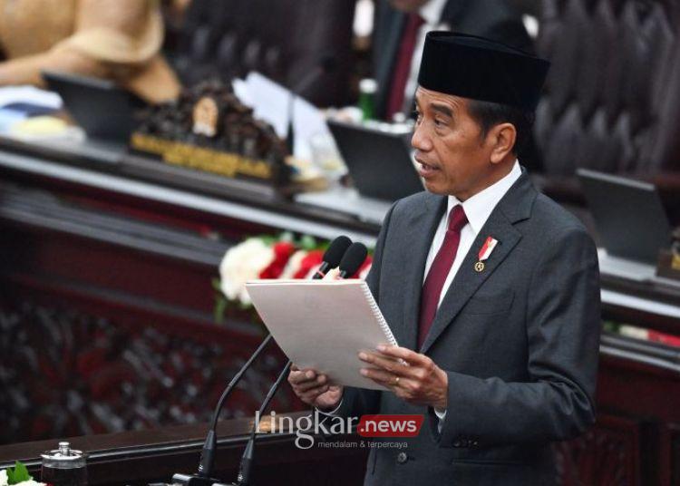 Presiden Republik Indonesia, Joko Widodo, menyampaikan pidato keterangan pemerintah atas RUU tentang APBN Tahun Anggaran 2025 beserta Nota Keuangannya dalam Sidang Paripurna Pembukaan Masa Persidangan I DPR Tahun Sidang 2024â2025 di Gedung Nusantara, kompleks Parlemen, Senayan, Jakarta, Jumat, 16 Agustus 2024. (Antara/Lingkar.news)