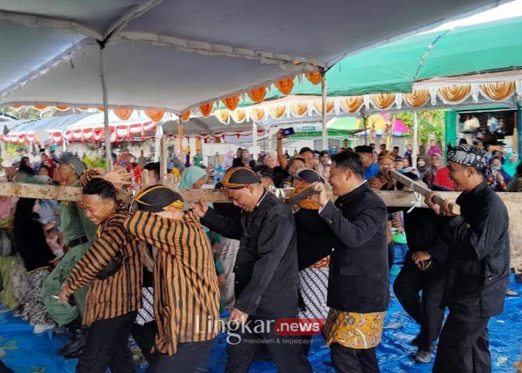 LESTARIKAN TRADISI: Potret tradisi gebyur dawet saat sedekah bumi yang menjadi salah satu potensi unik Desa Wisata Kunir, Kecamatan Dempet, Kabupaten Demak. (M. Burhanuddin Aslam/Lingkar.news)