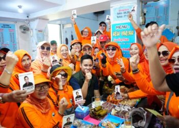 Bakal calon wali kota Semarang, Dico M. Ganinduto saat menjumpai warga di Kota Semarang. (Rizky Syahrul/Lingkar.news)