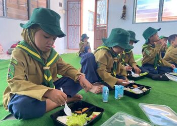 LAHAP: Siswa di Kabupaten Kudus, Jawa Tengah menyantap makanan bergizi. (M. Fahtur Rohman/Lingkar.news)