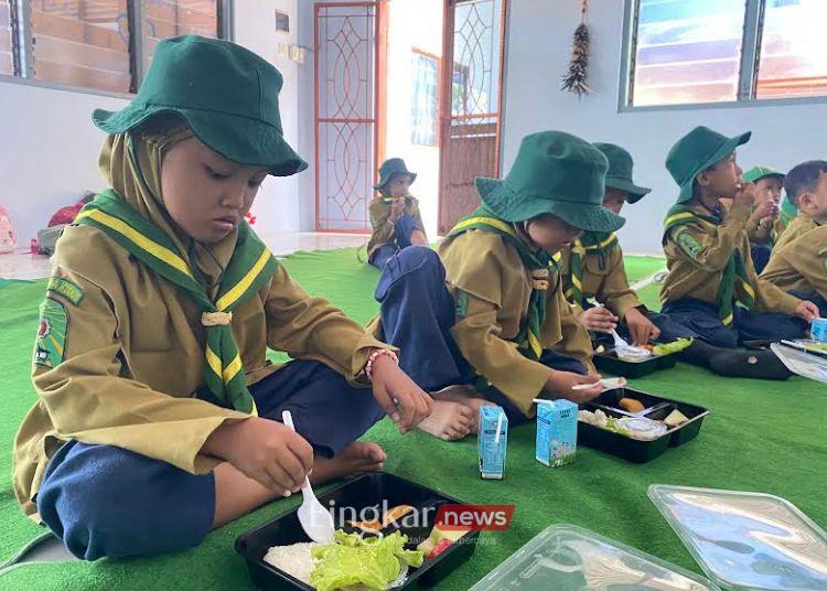 LAHAP: Siswa di Kabupaten Kudus, Jawa Tengah menyantap makanan bergizi. (M. Fahtur Rohman/Lingkar.news)
