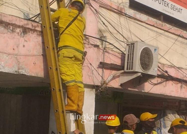 Petugas Suku Dinas Bina Marga merapikan kabel utilitas kabel udara semrawut sepanjang 400 meter di Jalan Pancoran Raya, RW 01 Glodok Tamansari, Jakarta Barat, Senin (19/8/2024). ANTARA/Risky Syukur