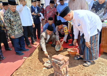 Peletakan Batu Pertama Masjid Ponpes Madinatussalam Troso Jepara oleh Pimpinan Gontor