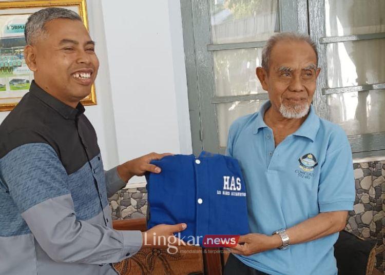 MEBERIKAN RESTU : Ketua Panitia Reuni Akbar Genbi 678 Bambang Setyo Utomo saat menyerahkan kenang-kenangan berupa jaket berlogo Alumni Pondok Modern Darussalam Gontor angkatan 2004 kepada K.H Hasan Abdullah Sahal di Rumah Dinasnya di Gontor, beberapa waktu lalu. (Dok. Genbi 678/Lingkar.news)