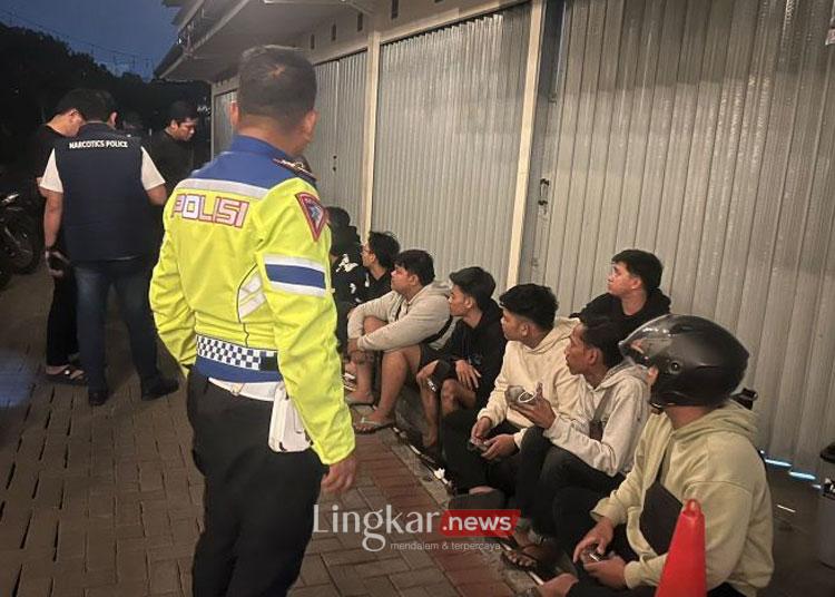 Belasan pemuda yang diamankan oleh Polresta Bogor Kota di Jalan Pajajaran karena diduga hendak melakukan aksi balap liar. (ANTARA/HO-Polresta Bogor Kota)