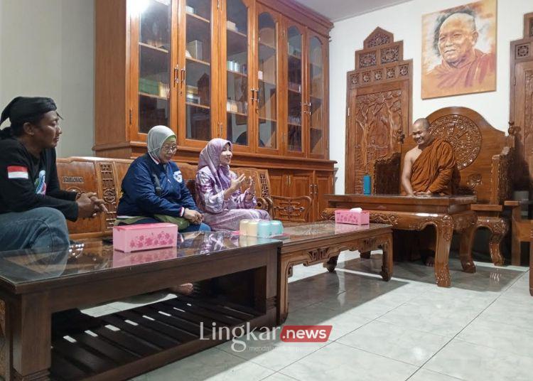 SILATURAHMI: Calon Bupati Rembang, Vivit Dinarini Atnasari (kedua kanan) silaturahmi di kediaman Bhikkhu Piyadhiro Thera di Vihara Ratanavana Arama Desa Sendangcoyo, Kecamatan Lasem, Kabupaten Rembang, Senin, 23 September 2024 malam. (Tim Vivit-Umam/Lingkar.news)
