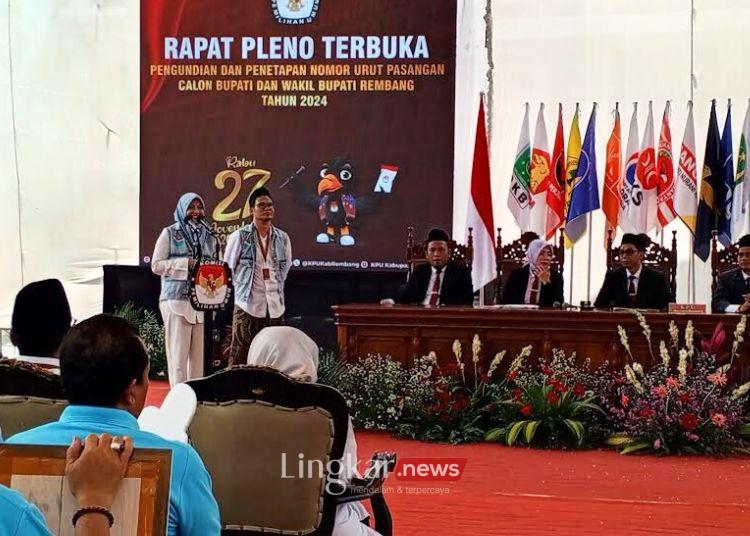 Pasangan Vivit Dinarini dan Zaimul Umam (Gus Umam) menyampaikan sambutan usai pengundian nomor urut peserta Pilbup Rembang. (Lingkar.news)