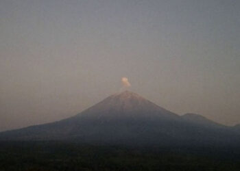 Gunung Semeru Meletus 10 kali dalam Sehari, Masyarakat Dilarang Mendekat