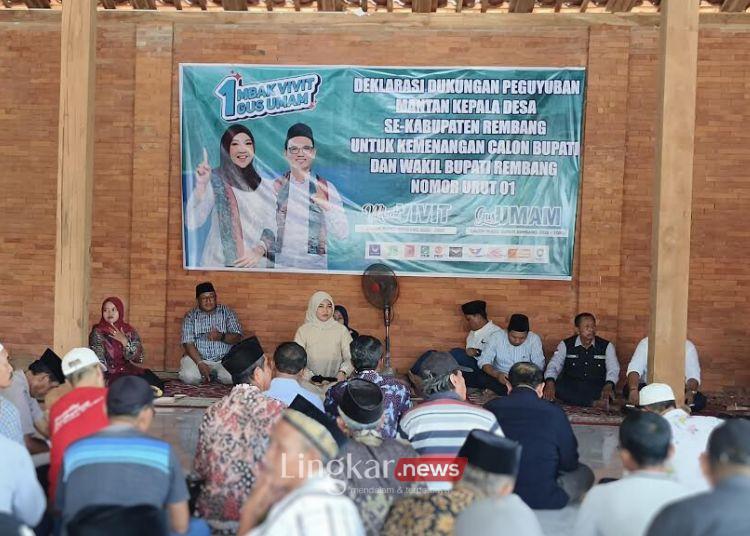 SAPA WARGA: Calon Bupati Rembang Nomor 1 Vivit Dinarini Atnasari menghadiri acara deklarasi paguyuban mantan petinggi di Desa Banggi, Kecamatan Kaliori, Rembang, Jumat, 27 September 2024. (Setyo Nugroho/Lingkar.news)