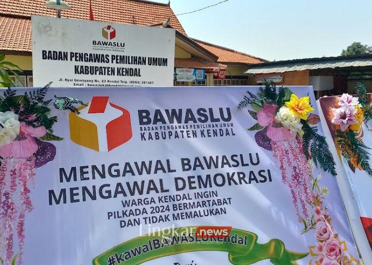 BERJEJER: Nampak salah satu karangan bunga bertuliskan “Kawal Bawaslu Kendal” di halaman depan Kantor Bawaslu Kendal, Senin, 2 September 2024. (Arvian Maulana/Lingkar.news)