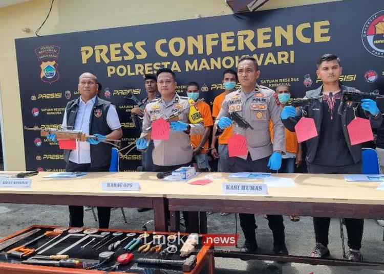 Nekat Rakit dan Jual Senjata Api, Tiga Pria di Manokwari Diringkus Polisi