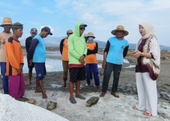 Turun ke Tambak, Vivit Dinarini Serap Aspirasi Petani Garam di Rembang