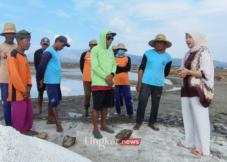 BERDIALOG: Calon Bupati Rembang, Vivit Dinarini Atnasari, berdialog dengan petani garam ke tambak garam Desa Dasun, Kecamatan Lasem, Kabupaten Rembang pada Kamis, 26 September 2024. (Lingkar.news)