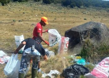 Parah! Pendaki Tinggalkan 1 Ton Sampah di Puncak Gunung Gede Pangrango