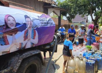 Peduli Warga, Vivit-Umam Salurkan Bantuan Air Bersih di Desa Seren Rembang