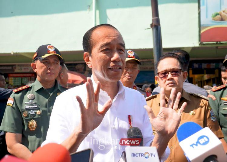 TANGKAPAN LAYAR: Presiden Joko Widodo (Jokowi) saat menyampaikan pernyataan usai mengunjungi Pasar Soponyono, Surabaya, Provinsi Jawa Timur, Jumat, 6 September 2024. (YouTube Sekretariat Presiden/Lingkar.news)