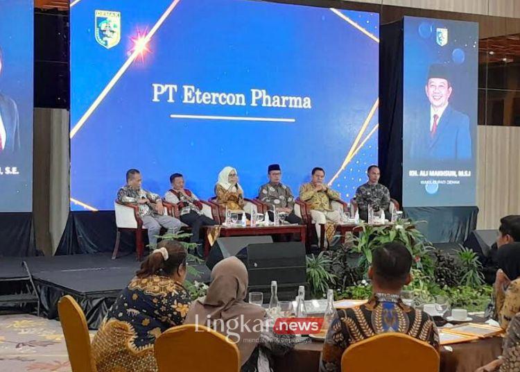 FORUM: Bupati Demak Eisti’anah (tengah) saat mengikuti kegiatan Gala Dinner dan Temu Pengusaha Kabupaten Demak di satu Hotel di Semarang, baru baru ini. (Kominfo Demak/Lingkar.news)