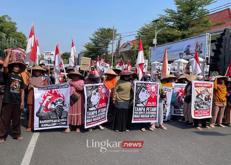 Kepung DPRD Pati, Ratusan Petani Kendeng Tolak Pabrik Semen