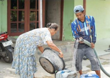 Salurkan Air Bersih, Relawan Harno-Hanies Serap Aspirasi Solusi Kekeringan di Rembang