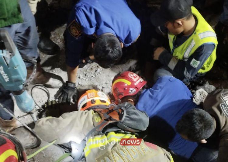 EVAKUASI: Petugas Dinas Pemadam Kebakaran dan Penanggulangan Bencana (Diskar PB) Kota Bandung mengevakuasi pencuri ponsel yang kabur masuk ke gorong-gorong Jalan Ibrahim, Adjie Kelurahan Kebonwaru, Kecamatan Batununggal, Kota Bandung pada Rabu, 25 September 2024. (Antara/Lingkar.news)
