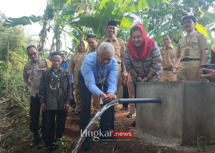 MENINJAU: Wali Kota Semarang, Hevearita Gunaryanti Rahayu (berjilbab merah), saat meninjau sumur artetis di Kecamatan Gunungpati pada Senin, 7 Oktober 2024. (Pemkot Semarang/Lingkar.news)