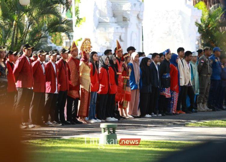 Hari Sumpah Pemuda, Pelajar di Banyuwangi Kompak Pakai Baju Adat Nusantara