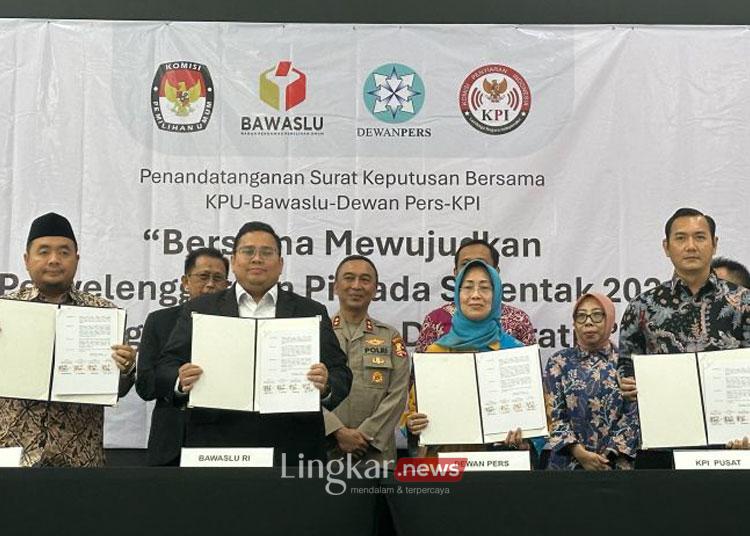 Ketua KPU RI Mochammad Afifuddin, Ketua Bawaslu RI, Ketua Dewan Pers Ninik Rahayu, dan Ketua KPI Pusat Ubaidillah saat berfoto bersama usai menandatangani Surat Keputusan Bersama (SKB) untuk membentuk gugus tugas di Kantor Dewan Pers, Jakarta, Selasa (22/10/2024). (ANTARA/Rio Feisal)