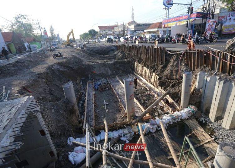 Kurangi Kemacetan, Jalan Menganti-Wiyung Surabaya Diperlebar