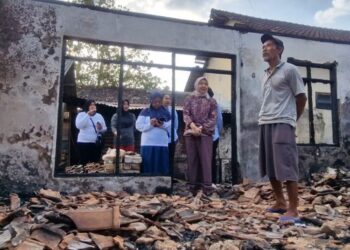 Peduli Warga, Calon Bupati Rembang Vivit Dinarini Sambangi Korban Kebakaran